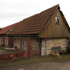 Roubená sýpka a stodola