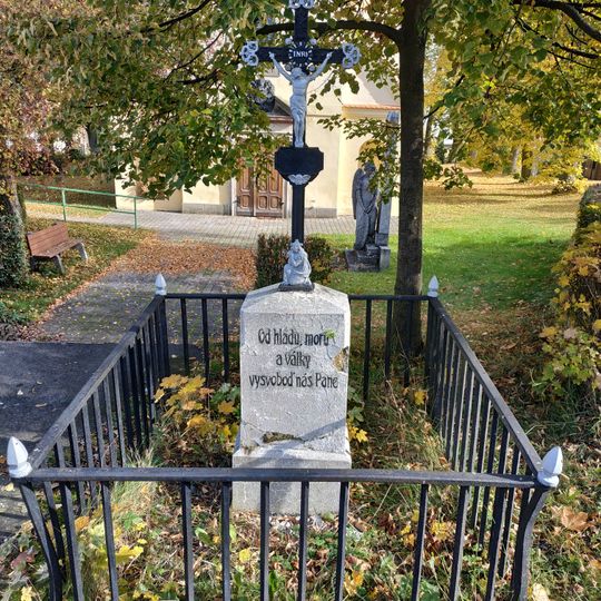 Kříž v Oboře u kostela