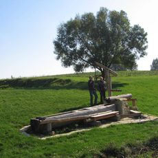 Replika historické dřevěné pumpy u rybníku Dolní Borek západně od Dolních Borů