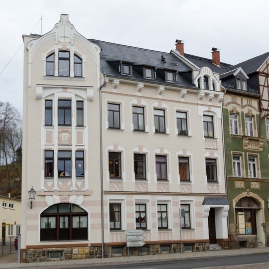 Wohnhaus in halboffener Bebauung Neumarkt 9