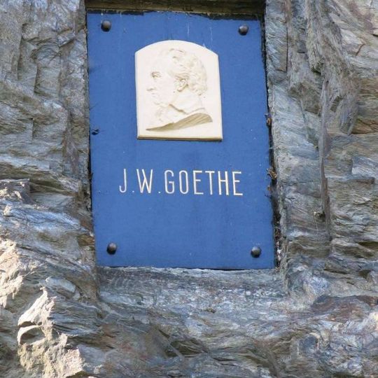 Deska s Goethovým reliéfem na skále Kachní kámen v Chebu
