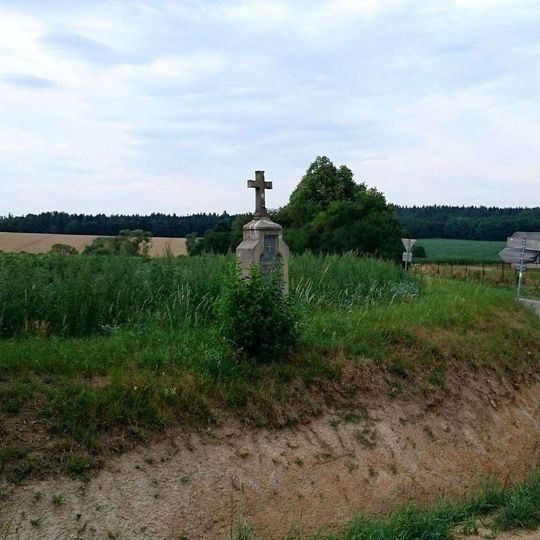 Kříž severně od Veliše u křižovatky