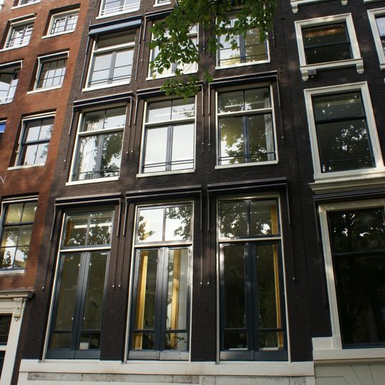 Pand met gevel onder rechte lijst