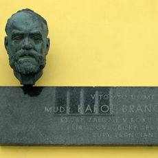 Pamätná tabuľa s bustou