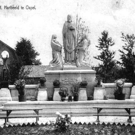 Statue of Sacred Heart of Jesus Christ