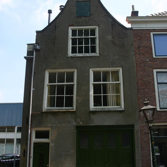 Pand met gepleisterde halsgevel