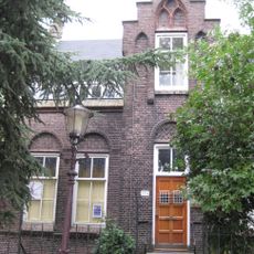 Voormalige pastorie met trapgevel naast de Sint-Augustinuskerk, neogotische bouwstijl