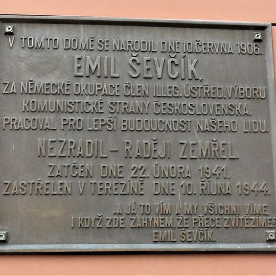 Pamětní deska Emila Ševčíka na domě Hlavní 52 v Jinočanech