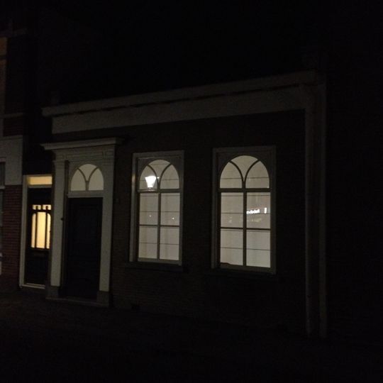 Kleine dorpswoning met zadeldak tussen zijtopgevels