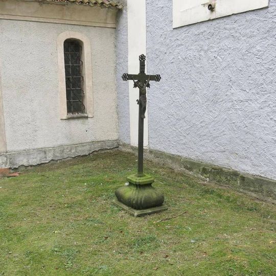Kříž u kostela v Ječovicích