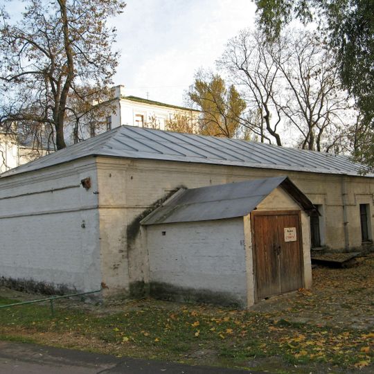 Служебный корпус у Передних ворот — южный ледник с подвалом