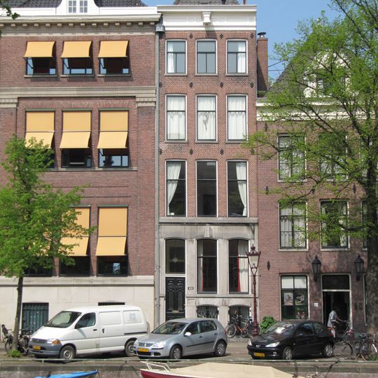 Pand met gevel in traditionele vormen, onder rechte lijst