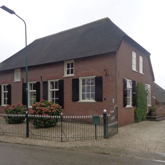 Boerderij, dwarshuis, rieten zadeldak, korte zijden afgewolfd