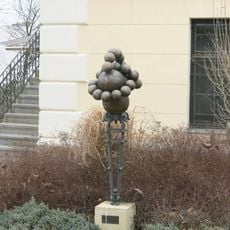 Kovová plastika Sphere u domu Skálova 562 v Turnově