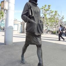 La femme qui marche au Rond-Point