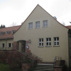 Kindergarten mit vorgelagerter Böschungsmauer Platnerstraße 10