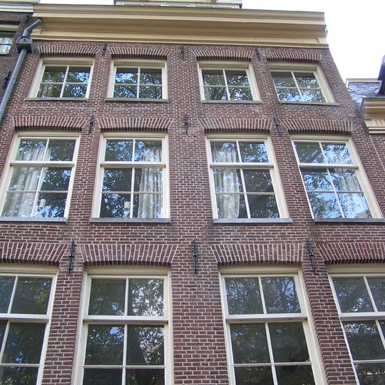 Complex etagewoningen met gevel onder rechte lijst