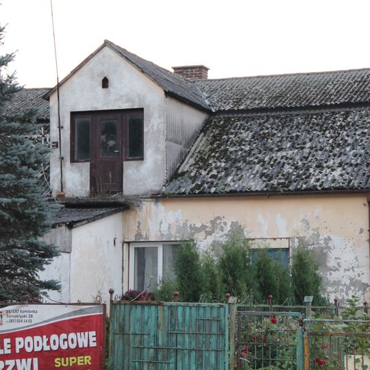 D. karczma ze skrzydłem d. stajni