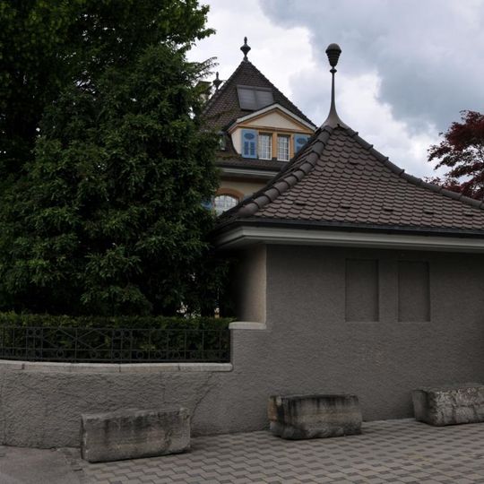 Garden pavilion to villa