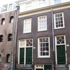 Pand met gevel onder rechte lijst met attiekverdieping