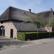 Boerderij, middenlangsdeeltype met T-huis, waarschijnlijk