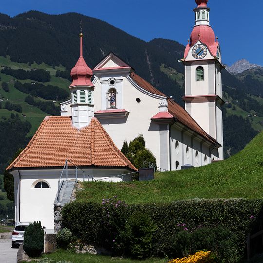 Katholische Kirche Heilige Dreifaltigkeit und St. Nikolaus mit Friedhofkapelle