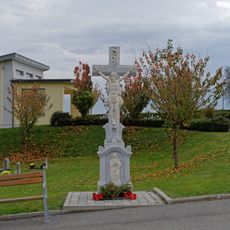 Friedhofskreuz + 3 Grabdenkmäler