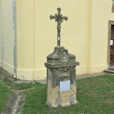 Kříž u kostela ve Veltrubech