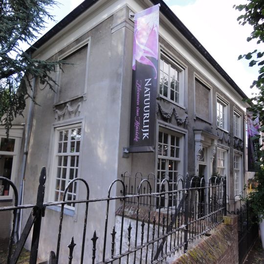 Gepleisterd rechthoekig huis met verdieping en schilddak