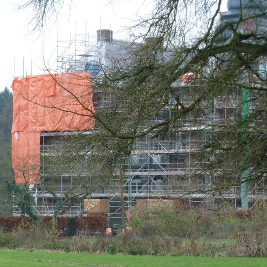 Neubourg Castle: cast iron image of a deer on a pedestal