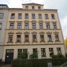 Mietshaus in halboffener Bebauung mit Vorgarten Further Straße 43