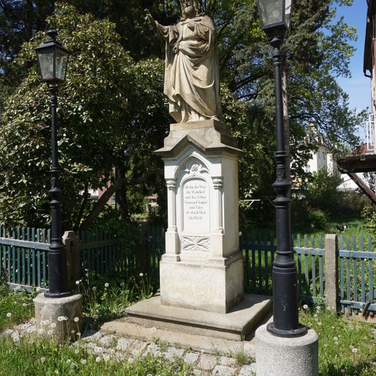 Socha Krista u domu Tylova 3 v Jiříkově