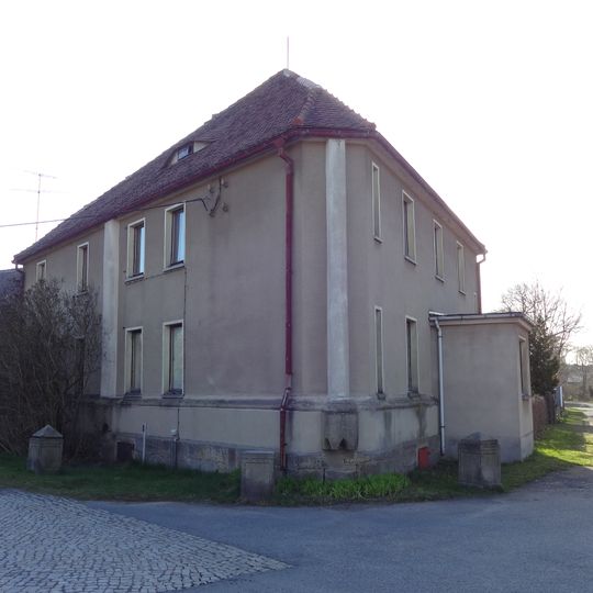 Dreieckshaus; Wohnhaus und 4 vorgelagerte Postamente Schulstraße