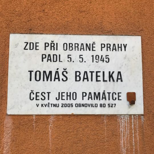 Pamětní deska Tomáše Batelky na domě U nových domů II 527/1 v Praze