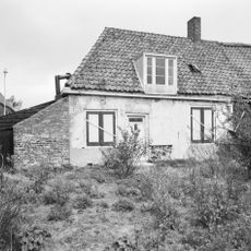 Boerderijtje met blinde gevel aan de straat
