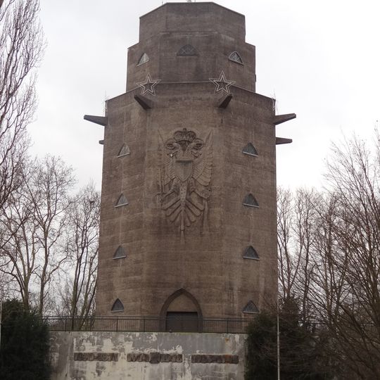 Wasserturm und Gedenkstätte auf dem Wartberg