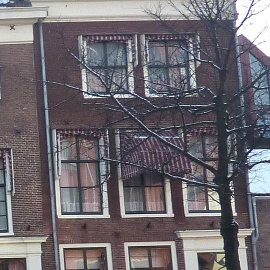 Pand met bakstenen gevel met recente kroonlijst