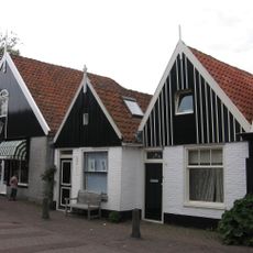 Eenvoudig pandje met houten top met makelaar