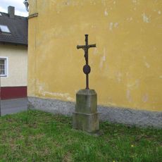 Kříž v Tymákově u křižovatky