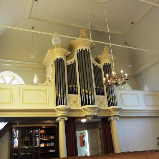 Pulpit, organ case and 2 brass crowns of Hervormde Kerk