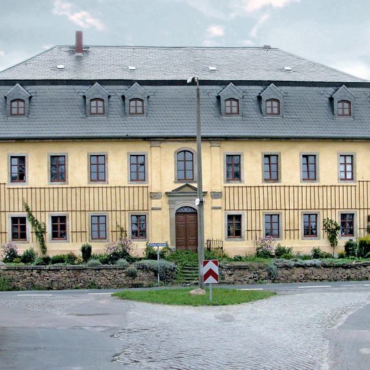 Herrenhaus und Seitengebäude eines ehemaligen Vierseithofes Pulsitzer Hauptstraße 14