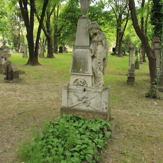 Ondrejský cintorín, náhrobok so sochou