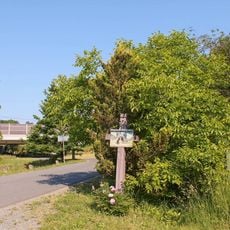 Dřevěný kříž s obrázkem ve Zvoli na okraji obce