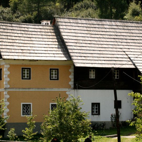 Knappenhaus mit Wirtschaftsgebäude