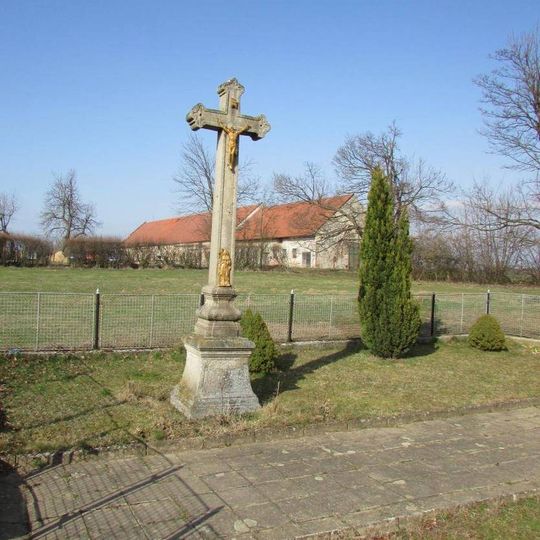 Kříž u kaple ve Zdeňkově