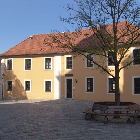 Kirchplatz 1; Am Kasten 2