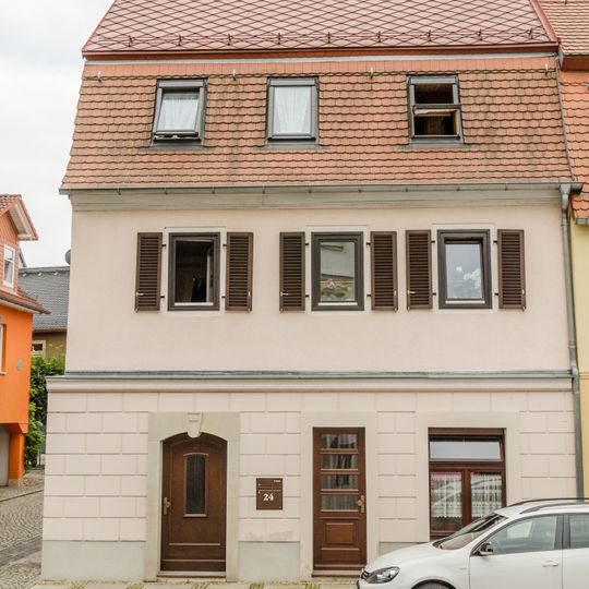 Wohnhaus in halboffener Bebauung in Ecklage Zwingerstraße 24