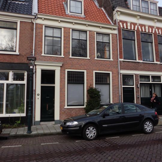 Pand met rechte kroonlijst onder zadeldak, houten eenvoudige deuromlijsting