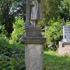 Cintorín sv. Rozálie, náhrobok so sochou