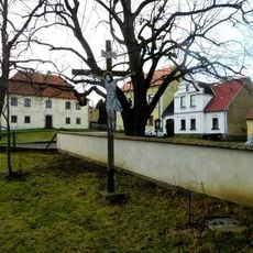 Dřevěný kříž u kostela v Ondřejově